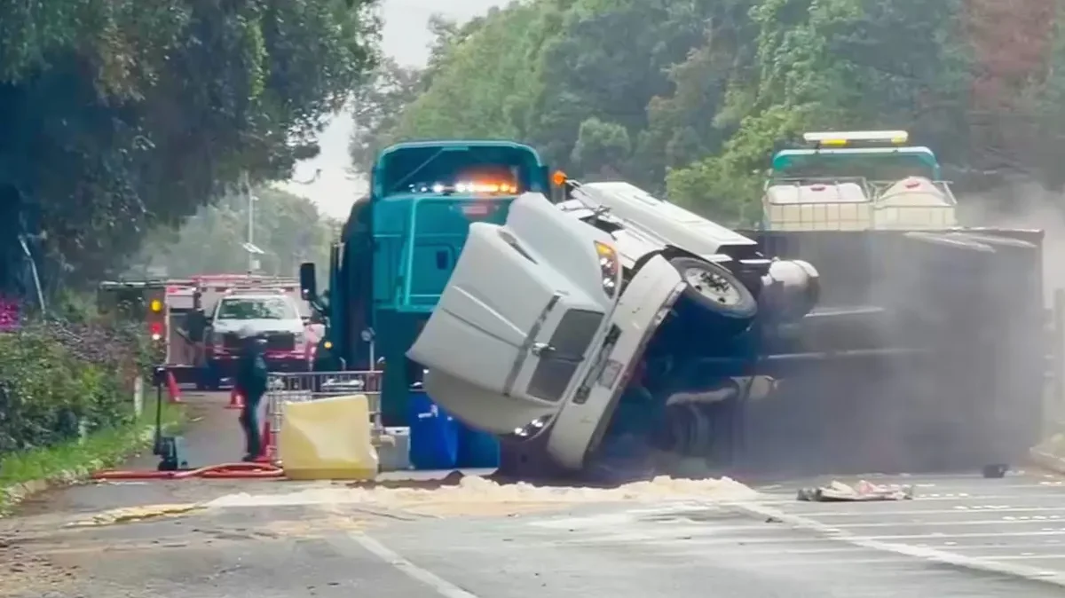 Volcadura de un tractocamión que transportaba ácido clorhídrico