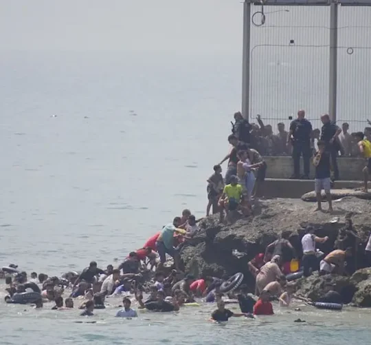 iles de personas han intentado acceder a Ceuta por tierra y nadando