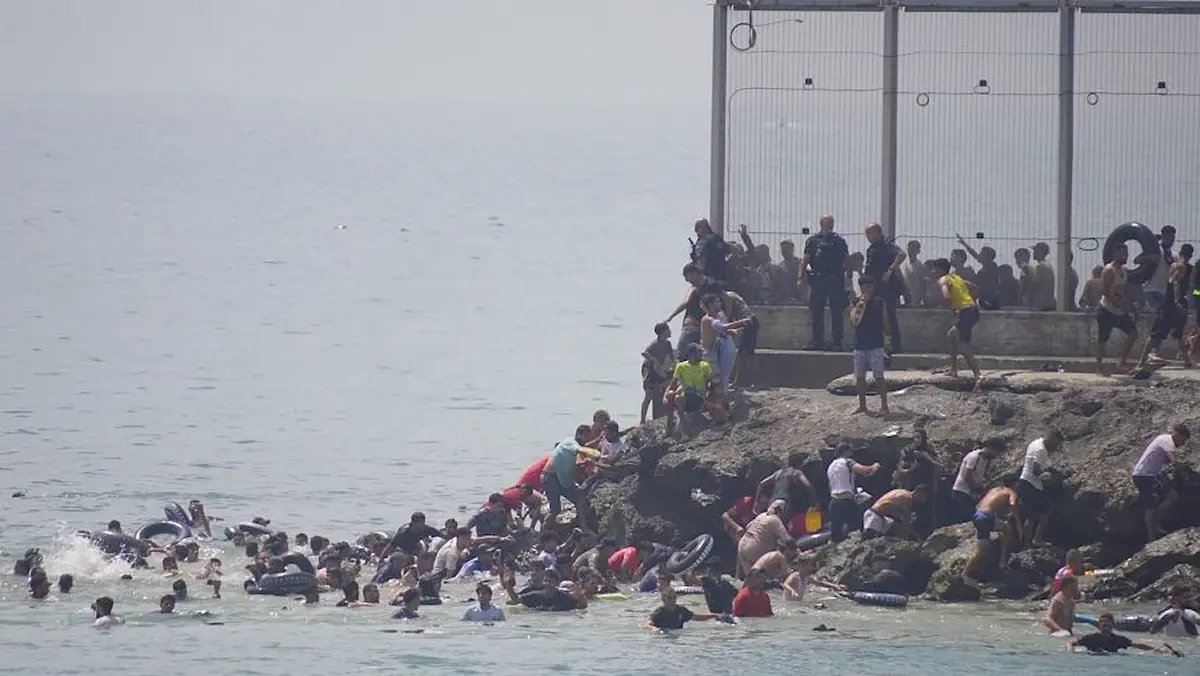 iles de personas han intentado acceder a Ceuta por tierra y nadando