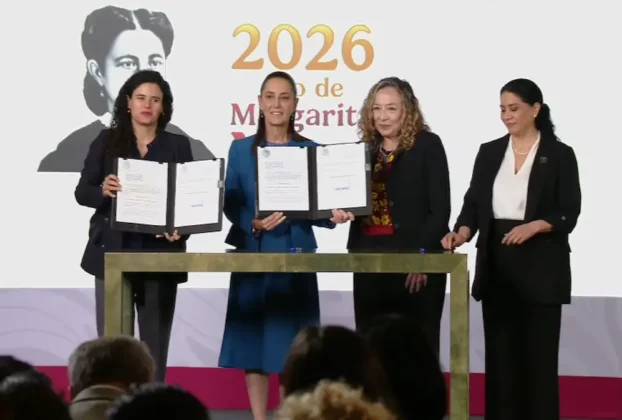 Firma iniciativa de ley general contra el feminicidio y subraya igualdad sustantiva.