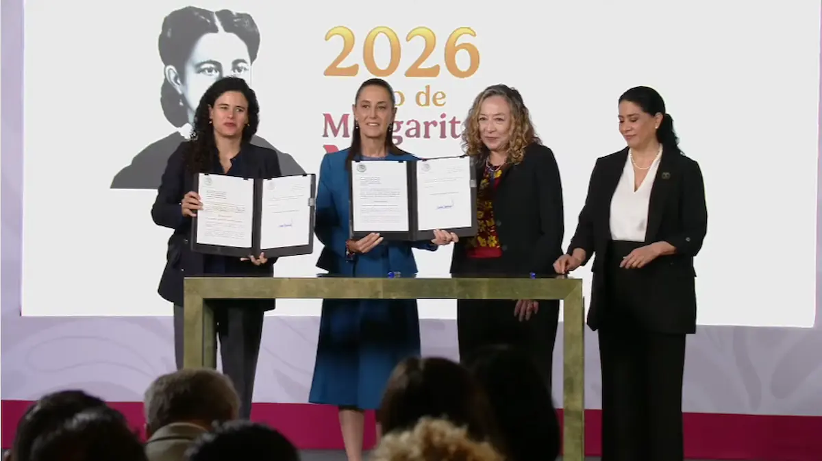 Firma iniciativa de ley general contra el feminicidio y subraya igualdad sustantiva.