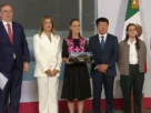 La Presidenta Claudia Sheinbaum, Marcelo Ebrard y directivos de KIA durante la conferencia matutina desde Salón Guillermo Prieto en Palacio Nacional.