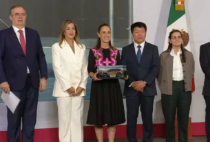 La Presidenta Claudia Sheinbaum, Marcelo Ebrard y directivos de KIA durante la conferencia matutina desde Salón Guillermo Prieto en Palacio Nacional.
