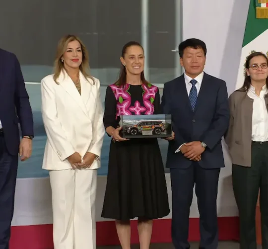 La Presidenta Claudia Sheinbaum, Marcelo Ebrard y directivos de KIA durante la conferencia matutina desde Salón Guillermo Prieto en Palacio Nacional.