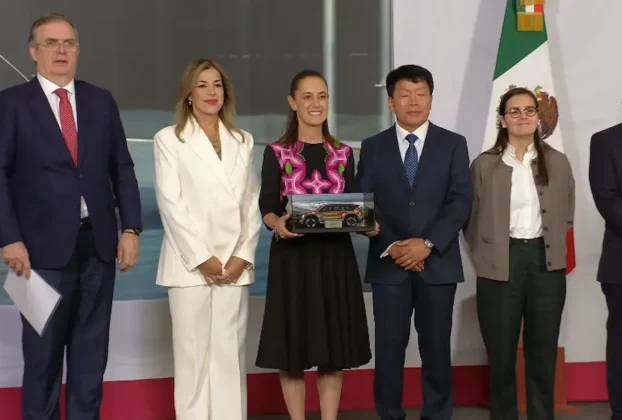La Presidenta Claudia Sheinbaum, Marcelo Ebrard y directivos de KIA durante la conferencia matutina desde Salón Guillermo Prieto en Palacio Nacional.