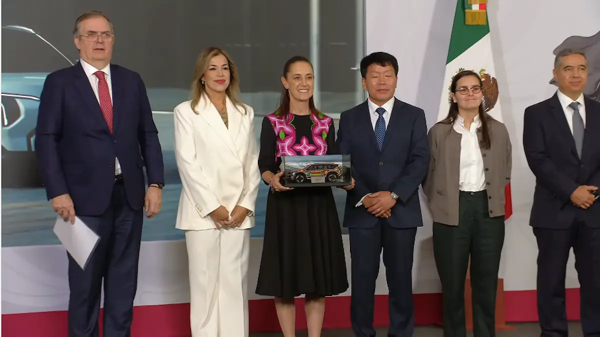 La Presidenta Claudia Sheinbaum, Marcelo Ebrard y directivos de KIA durante la conferencia matutina desde Salón Guillermo Prieto en Palacio Nacional.