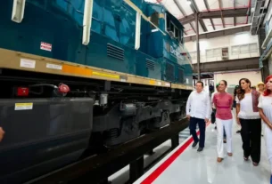 En Puerto Morelos, Quintana Roo, la presidenta Claudia Sheinbaum supervisa avances del Tren Maya de carga, construido por ingenieros militares.