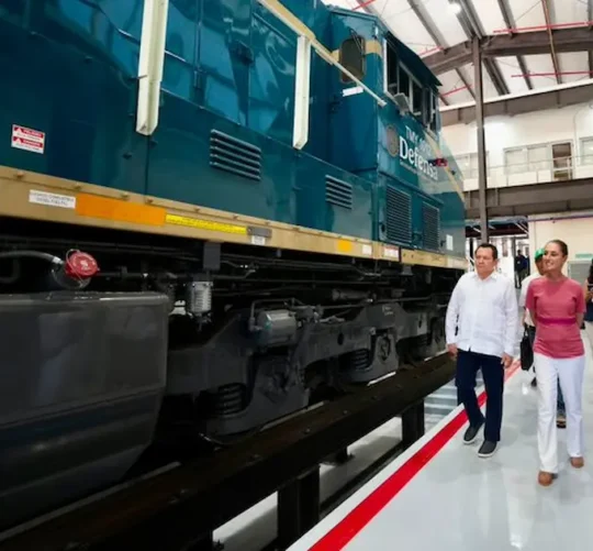 En Puerto Morelos, Quintana Roo, la presidenta Claudia Sheinbaum supervisa avances del Tren Maya de carga, construido por ingenieros militares.