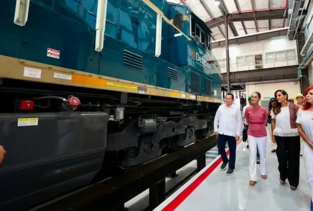 En Puerto Morelos, Quintana Roo, la presidenta Claudia Sheinbaum supervisa avances del Tren Maya de carga, construido por ingenieros militares.