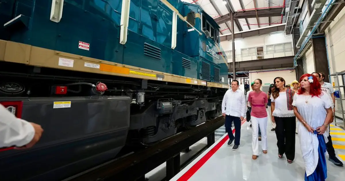 En Puerto Morelos, Quintana Roo, la presidenta Claudia Sheinbaum supervisa avances del Tren Maya de carga, construido por ingenieros militares.