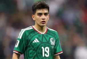 Gilberto Mora jugando con la selección nacional