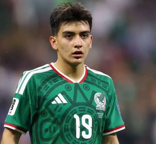 Gilberto Mora jugando con la selección nacional