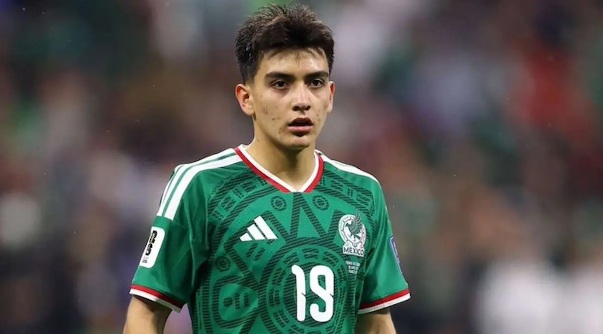 Gilberto Mora jugando con la selección nacional