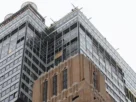 Los efectivos respondieron a llamadas de emergencia porque caían ladrillos del edificio a las 8 de la mañana, comprobaron que estaba "inestable" y comenzaron las evacuaciones.