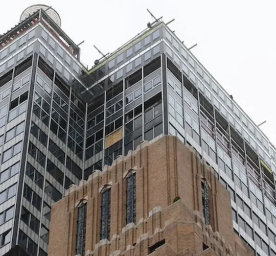 Los efectivos respondieron a llamadas de emergencia porque caían ladrillos del edificio a las 8 de la mañana, comprobaron que estaba "inestable" y comenzaron las evacuaciones.