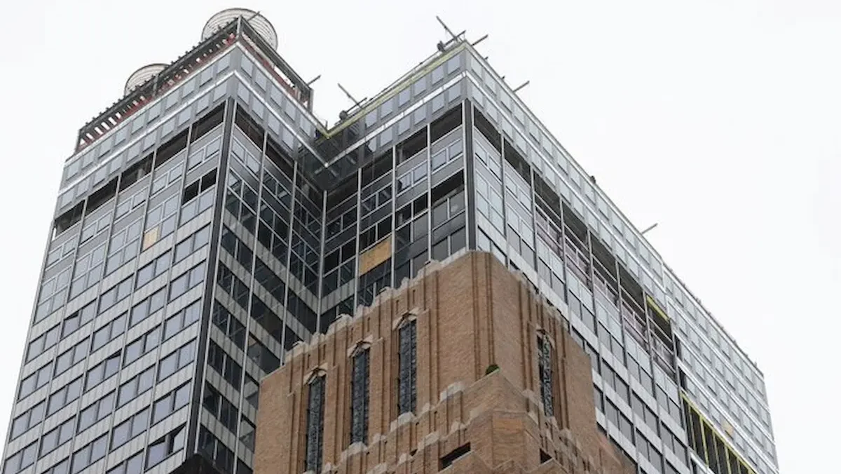 Los efectivos respondieron a llamadas de emergencia porque caían ladrillos del edificio a las 8 de la mañana, comprobaron que estaba "inestable" y comenzaron las evacuaciones.