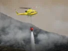 Helicópteros bomba tratan de controlar el incendio