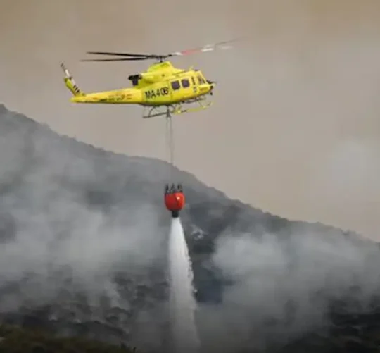 Helicópteros bomba tratan de controlar el incendio
