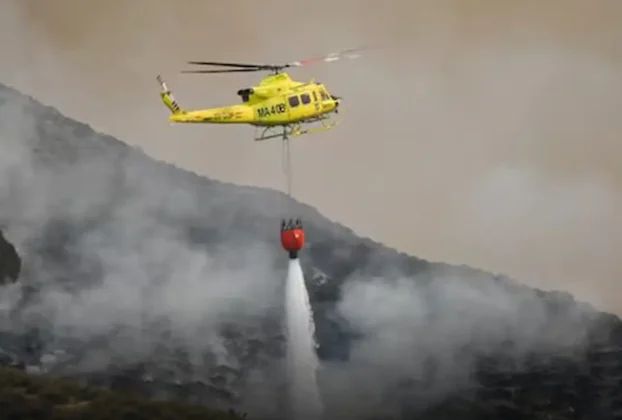 Helicópteros bomba tratan de controlar el incendio