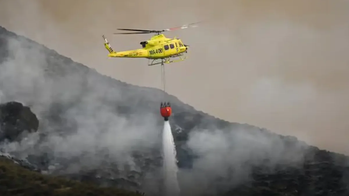 Helicópteros bomba tratan de controlar el incendio