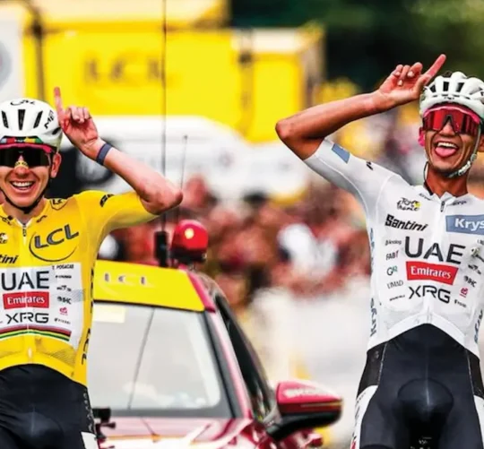 Del Toro y Pogacar cruzan juntos la meta en la Etapa 20 del Tour