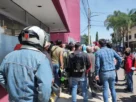 Motociclistas fuera de las oficinas de la Secretaría de Movilidad y Transporte