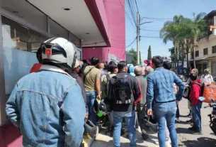 Motociclistas fuera de las oficinas de la Secretaría de Movilidad y Transporte