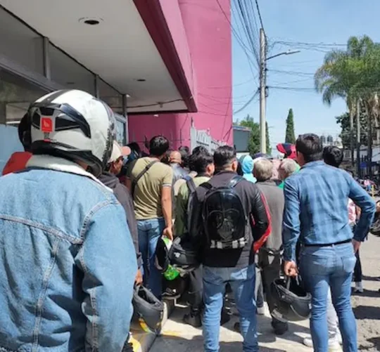 Motociclistas fuera de las oficinas de la Secretaría de Movilidad y Transporte