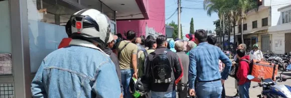 Motociclistas fuera de las oficinas de la Secretaría de Movilidad y Transporte