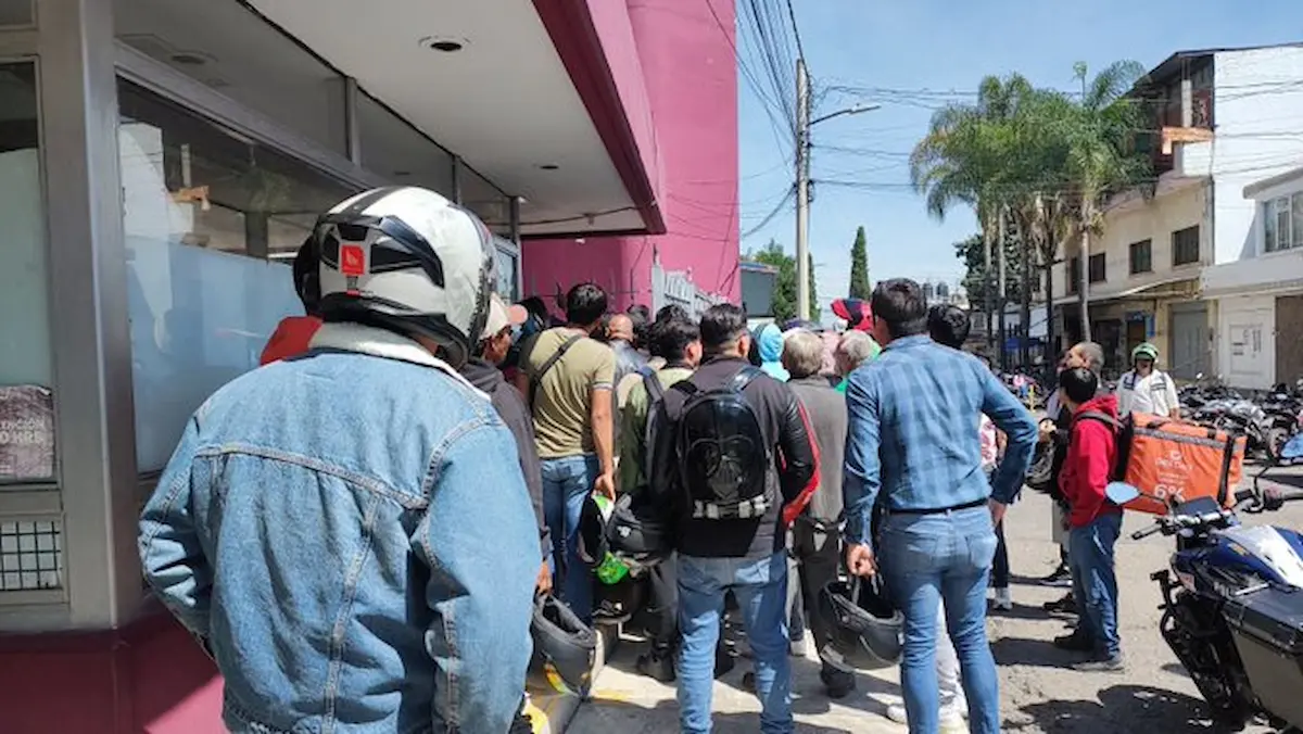 Motociclistas fuera de las oficinas de la Secretaría de Movilidad y Transporte