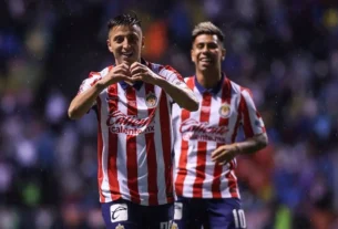 Roberto "Piojo" Alvarado celebra el gol del empate ante el Puebla