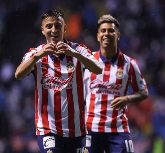 Roberto "Piojo" Alvarado celebra el gol del empate ante el Puebla