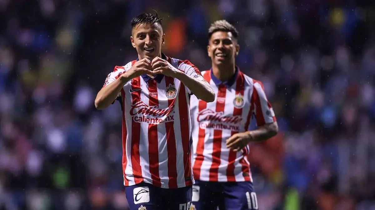Roberto "Piojo" Alvarado celebra el gol del empate ante el Puebla