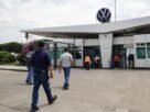 Trabajadores entrando a las instalaciones de Volkswagen