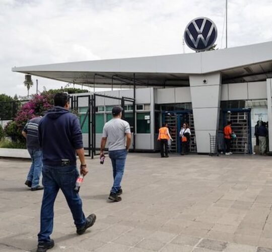 Trabajadores entrando a las instalaciones de Volkswagen
