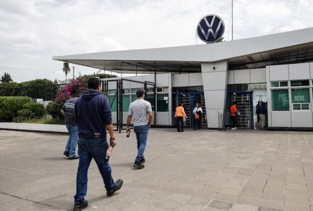 Trabajadores entrando a las instalaciones de Volkswagen