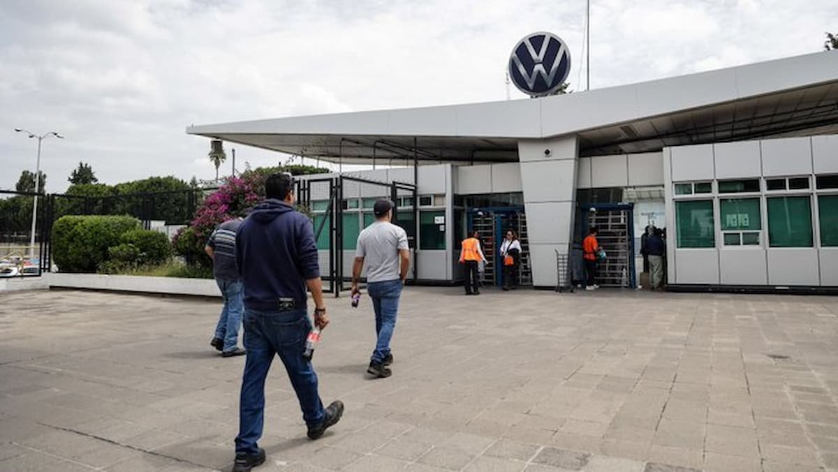 Trabajadores entrando a las instalaciones de Volkswagen