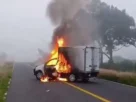 Camioneta de carga incendiada en el arco que va de Morelia a Zamora en Michoacan