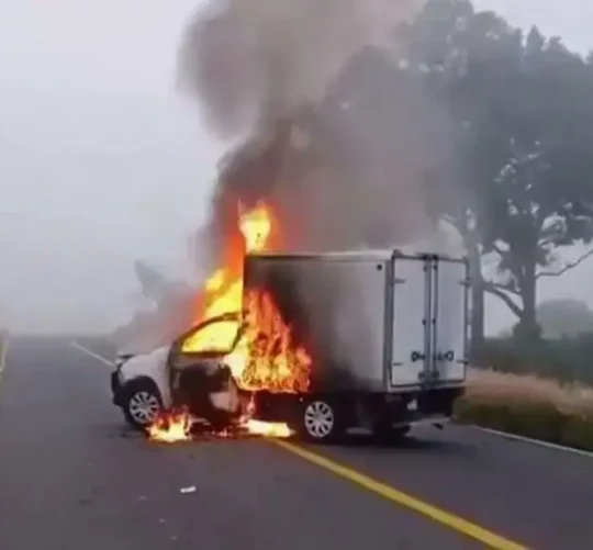 Camioneta de carga incendiada en el arco que va de Morelia a Zamora en Michoacan