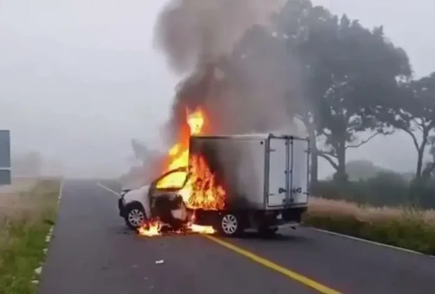 Camioneta de carga incendiada en el arco que va de Morelia a Zamora en Michoacan