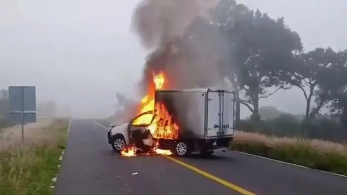 Camioneta de carga incendiada en el arco que va de Morelia a Zamora en Michoacan