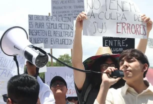 Aspirantes que fueron admitimos en el examen de ingreso de la UNAM se concentraron para protestar contra el examen de control, exigiendo que se respete su puntaje