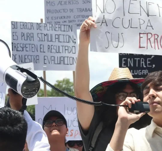 Aspirantes que fueron admitimos en el examen de ingreso de la UNAM se concentraron para protestar contra el examen de control, exigiendo que se respete su puntaje