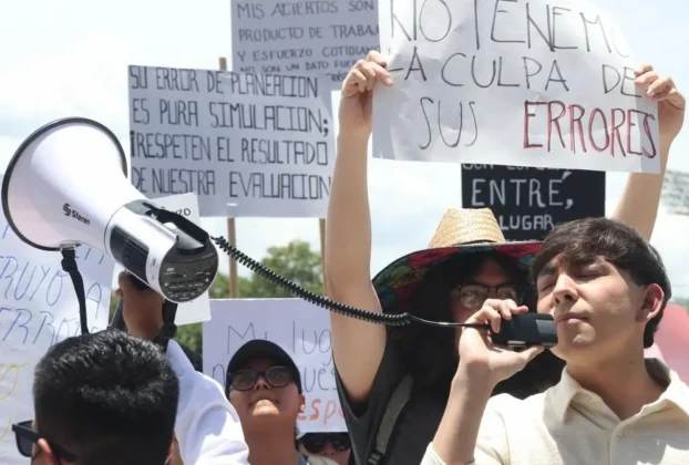 Aspirantes que fueron admitimos en el examen de ingreso de la UNAM se concentraron para protestar contra el examen de control, exigiendo que se respete su puntaje
