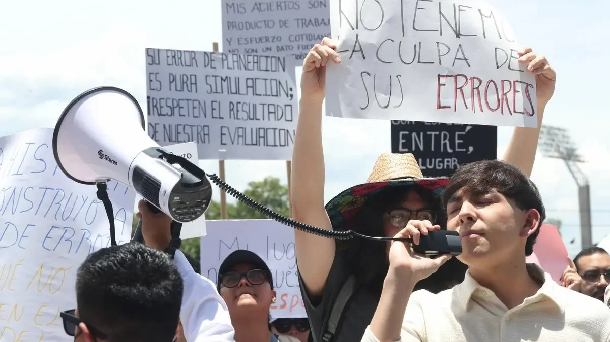 Aspirantes que fueron admitimos en el examen de ingreso de la UNAM se concentraron para protestar contra el examen de control, exigiendo que se respete su puntaje