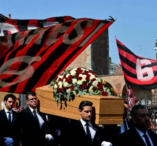 Funeral 'd'il capitano' en Milan, en el que miles de aficionados, jugadores y directivos italianos fueron a rendirle tributo tras su fallecimiento