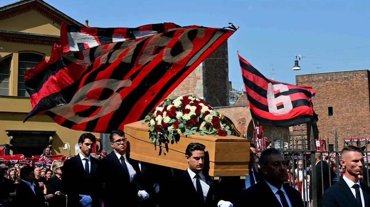 Funeral 'd'il capitano' en Milan, en el que miles de aficionados, jugadores y directivos italianos fueron a rendirle tributo tras su fallecimiento