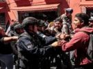 Hubo una confrontación verbal entre inconformes y agentes, sin detenciones ni heridos graves.