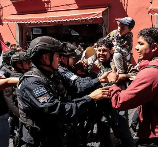 Hubo una confrontación verbal entre inconformes y agentes, sin detenciones ni heridos graves.