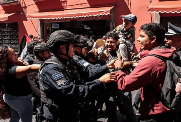 Hubo una confrontación verbal entre inconformes y agentes, sin detenciones ni heridos graves.
